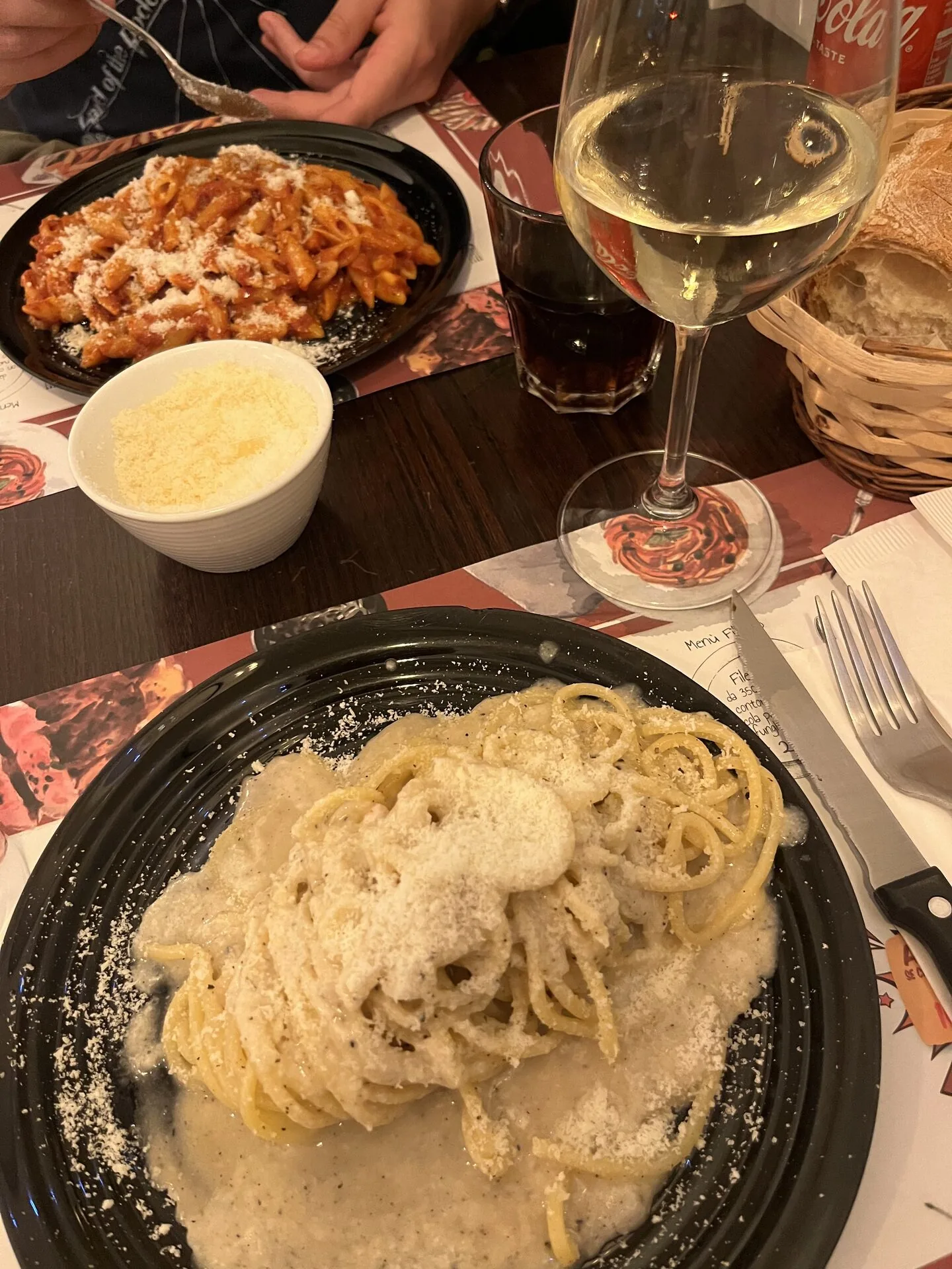 Tonnarelli cacio e pepe con calice di vino
