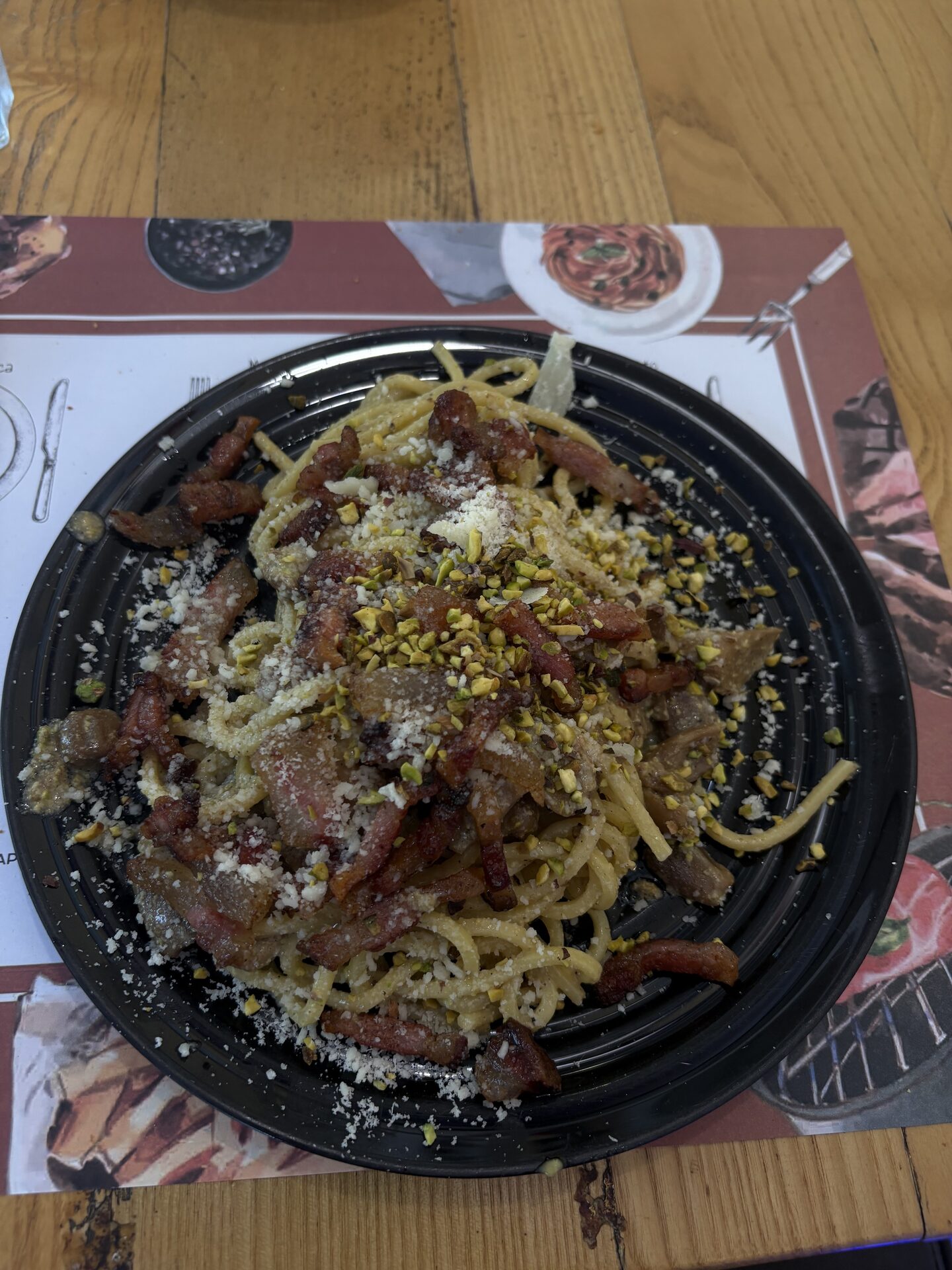 Spaghetti con guanciale e pistacchio