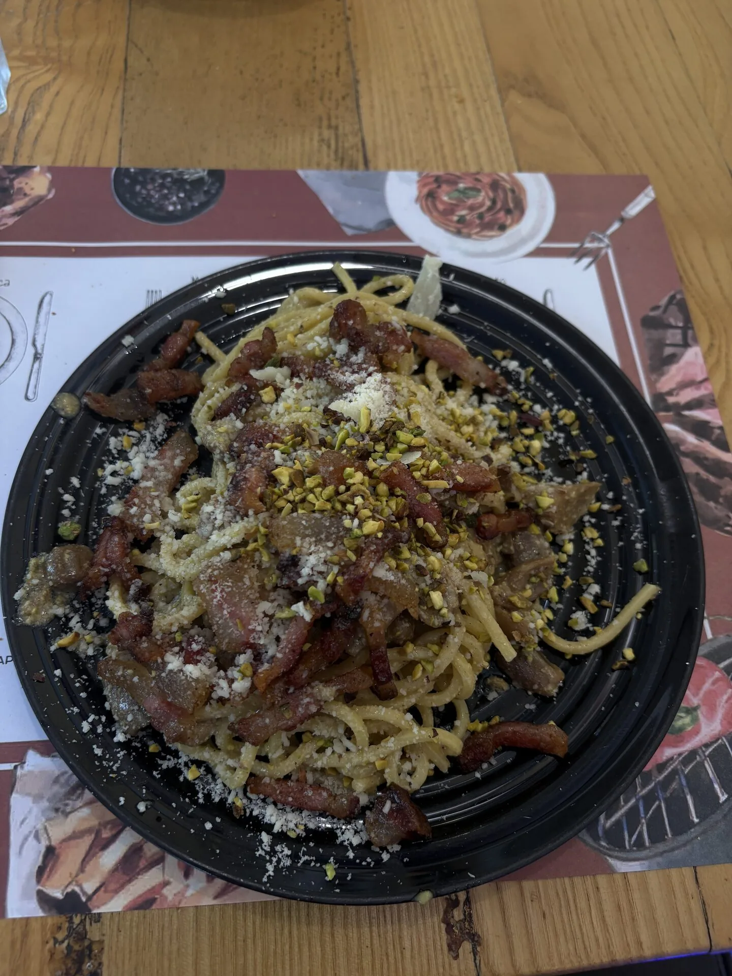 Spaghetti con guanciale e pistacchio